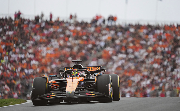 F1 ONLINE: Po nehodě Hamiltona vjel na dráhu safety car, v čele jsou mclareny