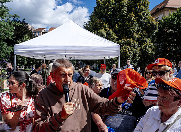 Na Babiše zaútočil na mítinku muž berlí, šéf ANO skončil v nemocnici