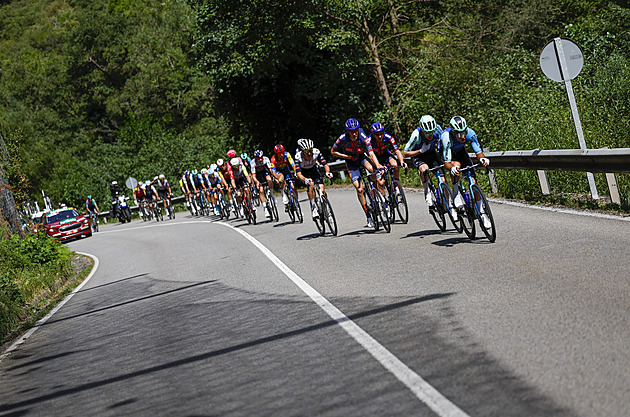 Vuelta ONLINE: Na čele šlape duo, za ním velká skupina s Otrubou. Peloton je daleko