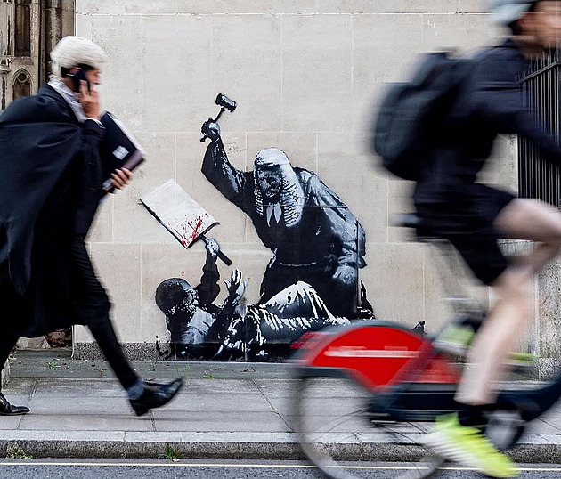 Umělec Banksy odhalil nové dílo. Ukazuje soudce, který bije demonstranta