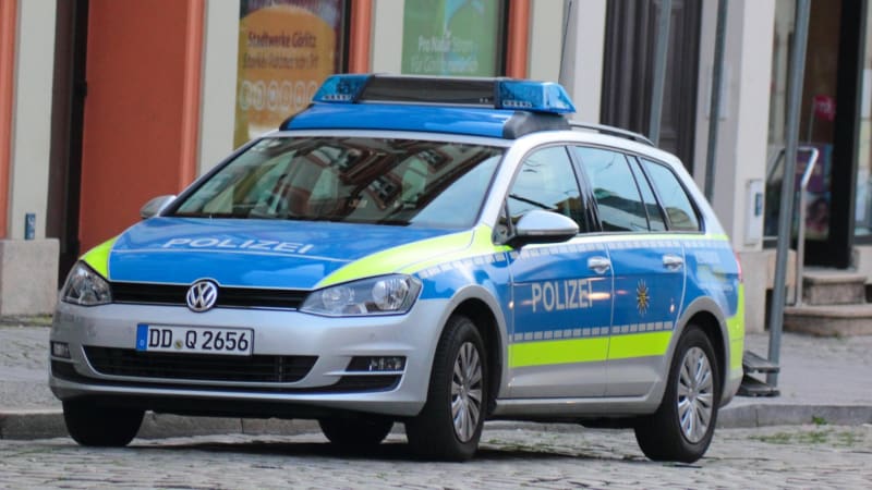 Krvavý útok nožem: Agresoři bodli muže do krku. Po skupině pátrá berlínská policie