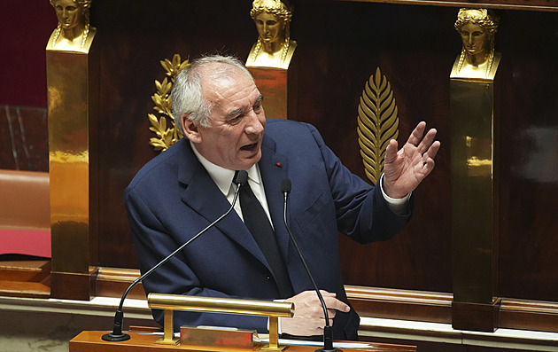Ve Francii padla vláda. V těžce zadlužené zemi nechce šetřit ani pravice, ani levice