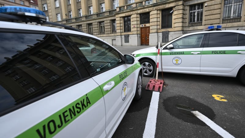 Skandál na obraně: Vojenská policie chce kvůli zakázkám obžalovat tři lidi a firmu