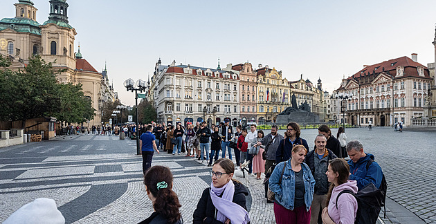Noční chlad i kriminální zápletka s policií. Jak lidé na Staromáku čekali na Browna
