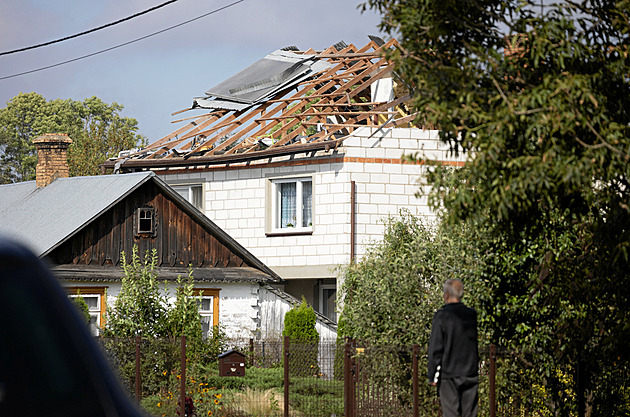 Rusové zasáhli v Polsku drony několik domů. Našly se i části rakety