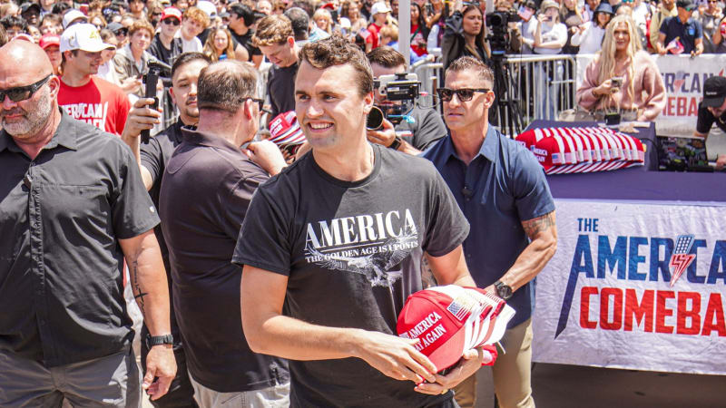 Protrumpovského aktivistu střelili do krku. Útok na mítinku v Utahu zachytily kamery