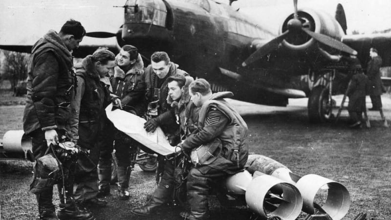 Nebeští hrdinové. Ke slavným českým bombarďákům patřili dvakrát popálený letec i mistr útěků