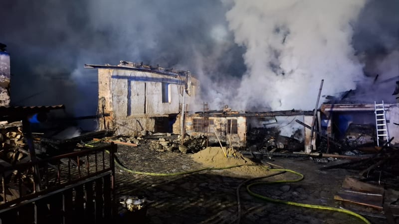 Poplach na Šumpersku: Hoří řada budov. Hasiči z nich tahají tlakové lahve