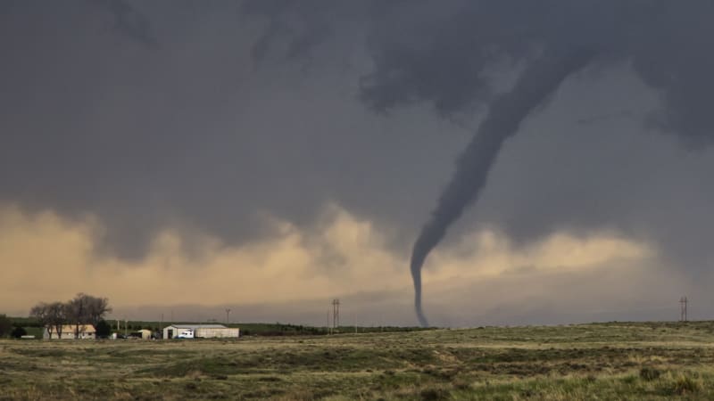Českem se prohnalo tornádo, doprovodilo silnou bouřku u Hodonína. Lidé ho zachytili na kameru