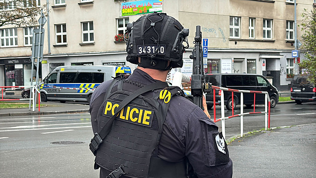 V Krči zasahují policisté i vyjednavač. Muž před nimi utekl na střechu