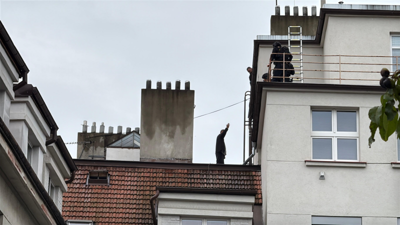 Poplach v pražském Braníku. Na místě jsou policisté se samopaly, vyjednávali s mužem na střeše