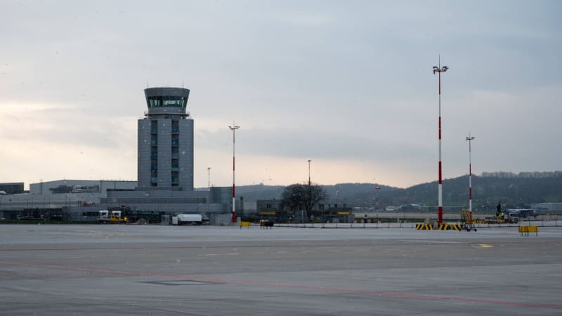 Drama na letišti v Krakově: Slovenské letadlo se 190 lidmi na palubě sjelo z dráhy