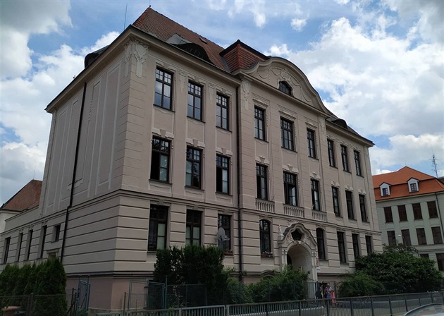 Ředitel ZŠ Dukelská rezignoval. Učitelé odcházeli, rodiče upozorňovali i na šikanu