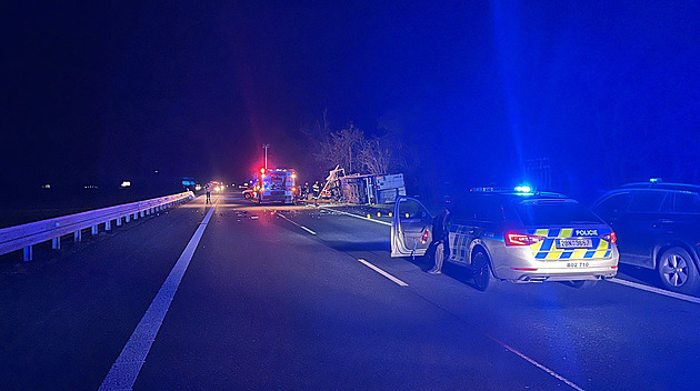 Uzavřená D5 na Tachovsku. Srazilo se osobní a nákladní vozidlo