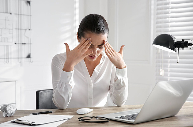 Být milá a hlavně nedělat problémy. Tlak okolí nejvíce dopadá na ženy