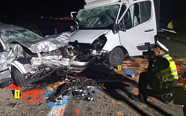 Střet auta s dodávkou nepřežila spolujezdkyně, záchranáři měli v péči i dítě