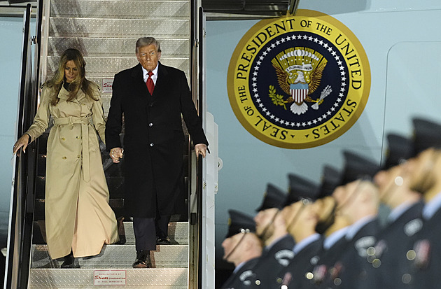 Trump přiletěl na státní návštěvu Británie. Na Windsor promítali fotky s Epsteinem