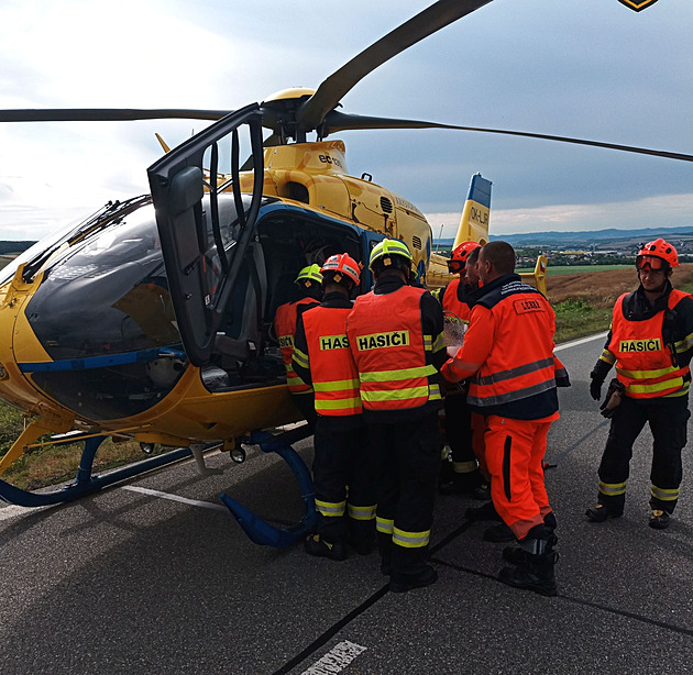 Srážka dvou aut s náklaďákem uzavřela hlavní tah na Slovensko, jeden člověk zemřel