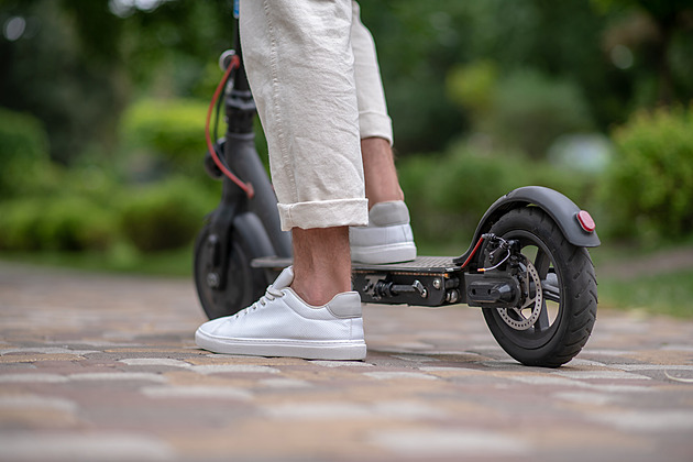 Devadesátiletý koloběžkář zavadil o dodávku, po srážce s autem v protisměru zemřel