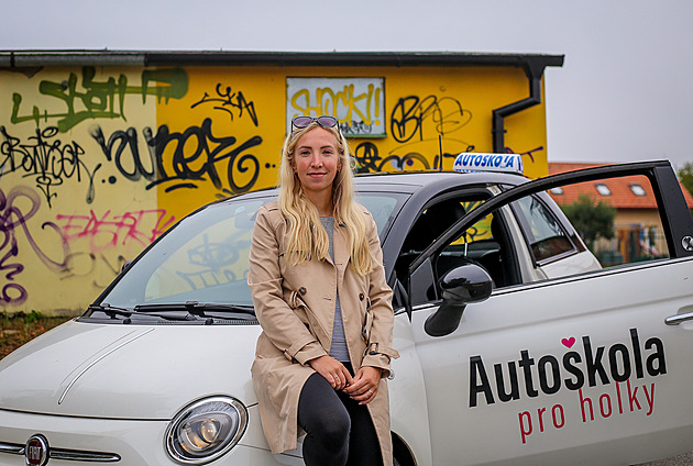 Řidiči na nás troubí denně, i ženy, mrzí mě to, říká majitelka Autoškoly pro holky