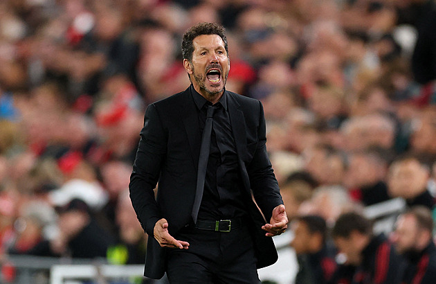 Simeone se pustil do urážejících fanoušků Liverpoolu. Musela ho krotit ochranka