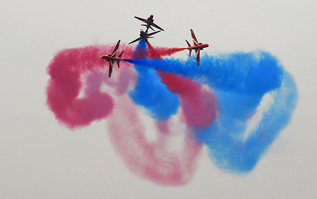 Nad Karlovým mostem proletí formace stíhaček, přelet se ale posouvá