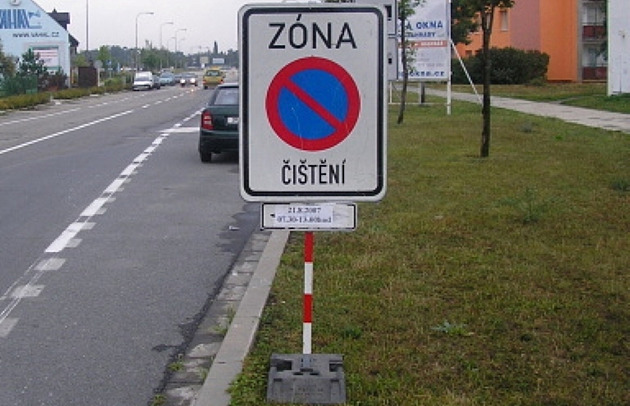 Čištění ulic ve městě: kdy se auto odtahuje, jak vysoká je pokuta a kdy se jí dá vyhnout