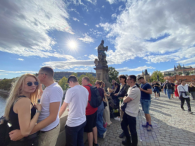 Mosty v centru Prahy jsou obsypané lidmi. Prahou přelétly unikátní stíhačky