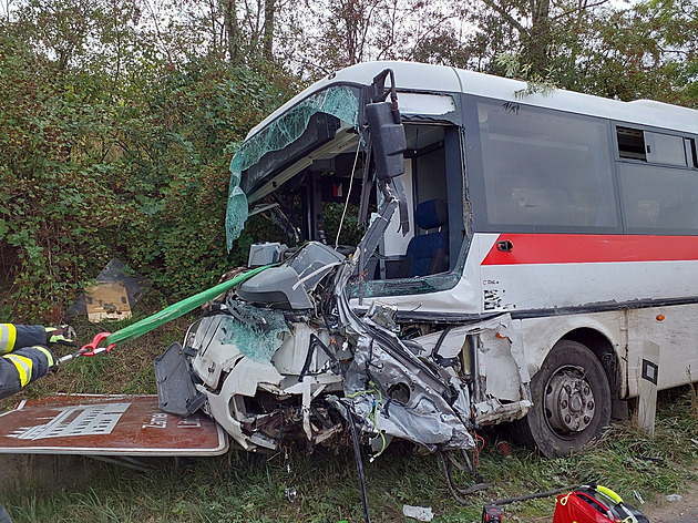Vážná havárie autobusu a auta na Svitavsku. Jsou i těžce zranění
