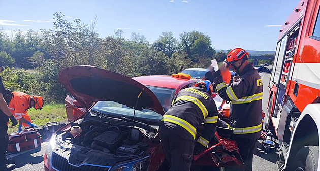 Při hromadné srážce aut se zranilo i dítě, na jižní Moravě boural také autobus