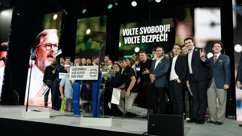 REPORTÁŽ: Absintová zeleň, samý antibabiš a víra Fialy, že napodobí Klause