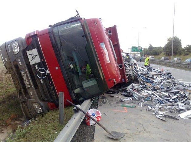 Vysypaný náklad blokuje D1 u Vyškova, srazil se tam kamion s dodávkou