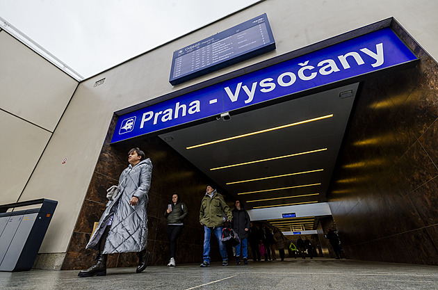 Vlak ve Vysočanech srazil člověka, ten na místě zemřel. Provoz částečně stojí