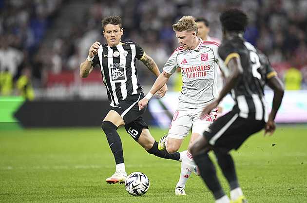 Lyon s Karabcem a Šulcem porazil ve francouzské lize Angers a dotáhl PSG