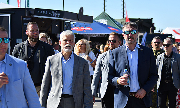 Obrazce z kouře, burácení bombardéru. Pavel na Dnech NATO zavítal mezi diváky