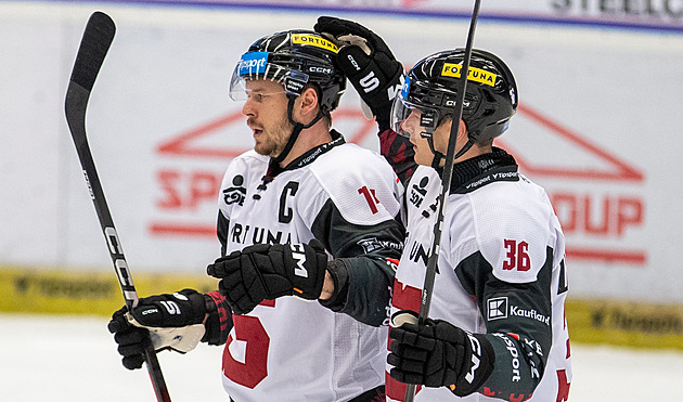 ONLINE: Kometa v Hradci otáčí, Třinec vede s lídrem. Varům vystřelil výhru Tomek