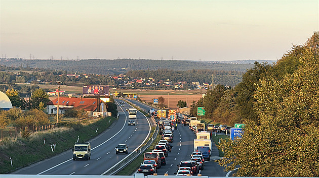 Dálnici D4 zablokovala hromadná kolize několika aut, motorky i přívěsu s koněm