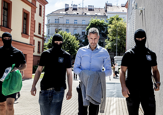 Hlavní líčení v Dozimetr začíná. Redlovi a dalším hrozí vysoké tresty vězení