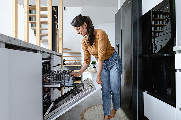 Platit si paní na úklid už není luxus. Domácí práce zvládne levněji než vy