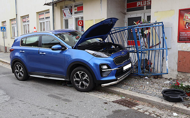 Kolaps a nehoda. Policisté rozbili okno, aby se dostali k řidiči, ještě měl nohu na plynu