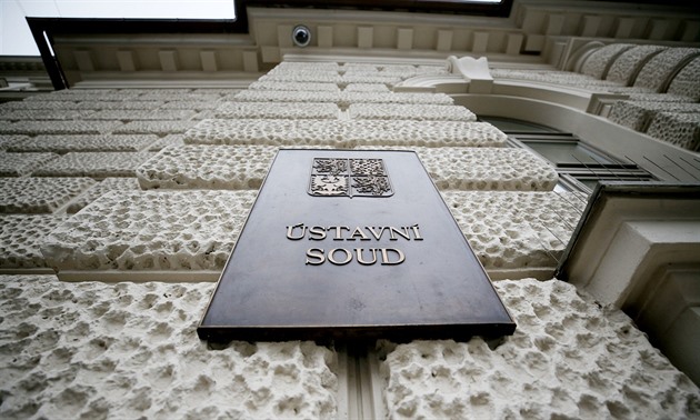 Učitelé pili ve škole alkohol, spory o výpověď vyhrávali. Ústavní soud byl proti