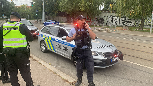 Kvůli nálezu munice v Brně policie evakuovala školu, hasiči nacházejí další části