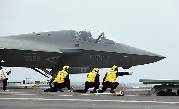 Čína má nový systém vypouštění letadel z lodí. Stejnou technologii mají jen USA