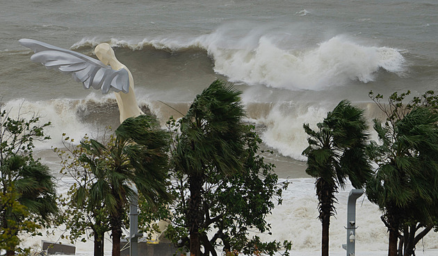 Vlny vyšší než pouliční lampy. Tajfun Ragasa vyhnal z domovů dva miliony Číňanů