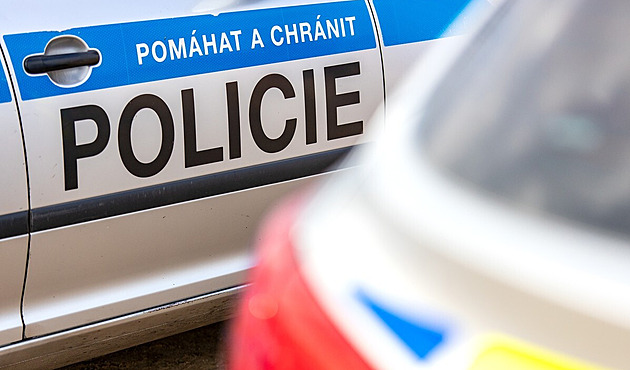 Policejní manévry na I. P. Pavlova v Praze. Pyrotechnik zkoumá podezřelé zavazadlo