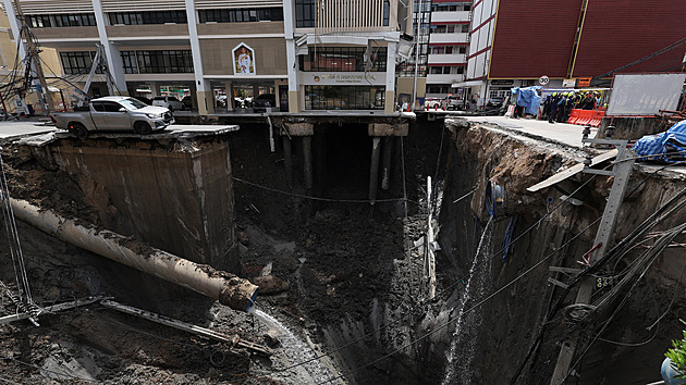 VIDEO: Obří propadlina v Bangkoku pozřela silnici, řidiči v panice couvali pryč