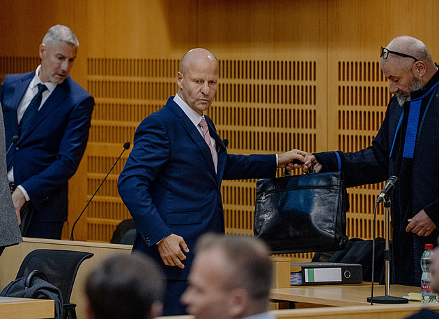 Moje vina je spíš morální, málo jsem si prověřoval lidi, tvrdí Hlubuček u soudu