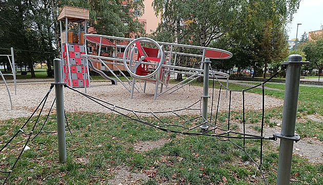 Agresivní výrostci šíří na hřišti strach. Děti hlídají rodiče, strážníci i kamery