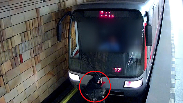 Policie zná totožnost hazardéra z metra. Chlapci na spřáhle není ani patnáct let