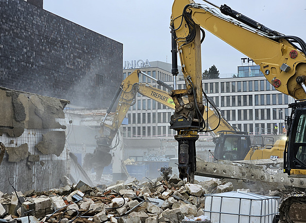 Chybí vám materiálu na stavbu? Naberte si levnou dlažbu na ulici, nabízejí obce